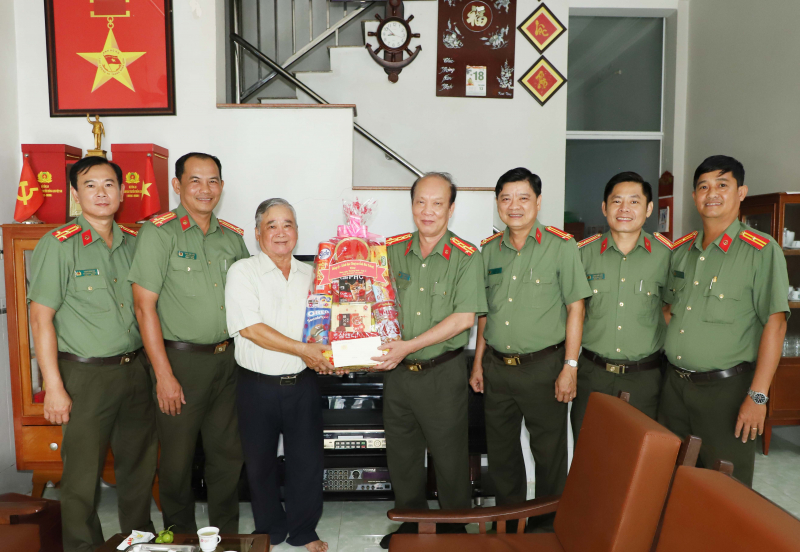 Công an tỉnh Sóc Trăng thăm, tặng quà gia đình chính sách -1