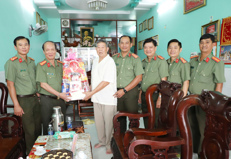 Công an tỉnh Sóc Trăng thăm, tặng quà gia đình chính sách -0