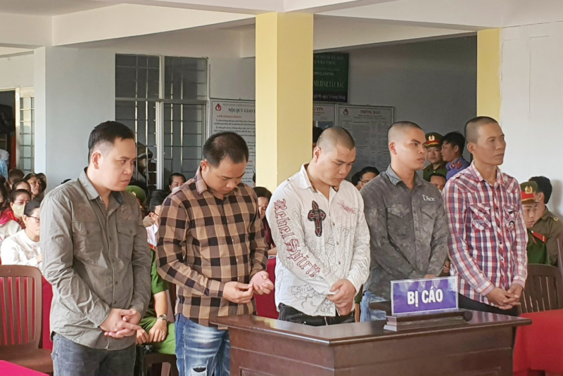 Lĩnh án tù vì cướp 8 kg mực khô trên biển -0