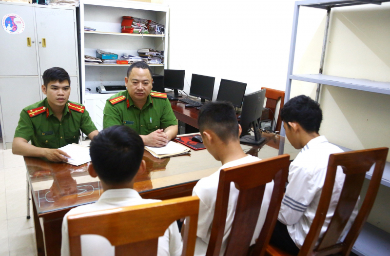 công an tiến hành triệu tập 3 học sinh để giáo dục, giao trách nhiệm.jpg -0