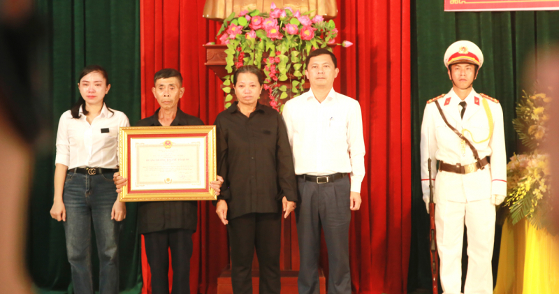 Trao Bằng Tổ quốc ghi công cho Liệt sĩ Trần Trung Hiếu -0