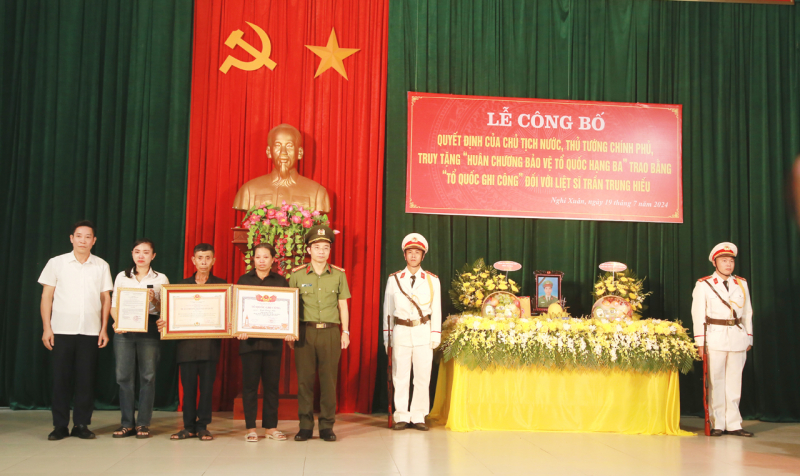 Trao Bằng Tổ quốc ghi công cho Liệt sĩ Trần Trung Hiếu -0