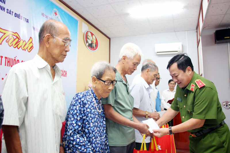 Tặng quà, thăm khám, cấp phát thuốc miễn phí tại vùng căn cứ cách mạng -0