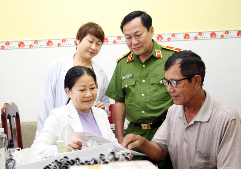 Tặng quà, thăm khám, cấp phát thuốc miễn phí tại vùng căn cứ cách mạng -0