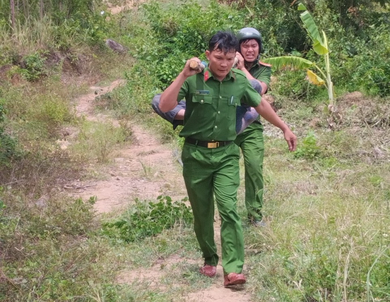 Công an xã vào núi cứu nạn nhóm nông dân bị ong đốt hàng trăm vết -0