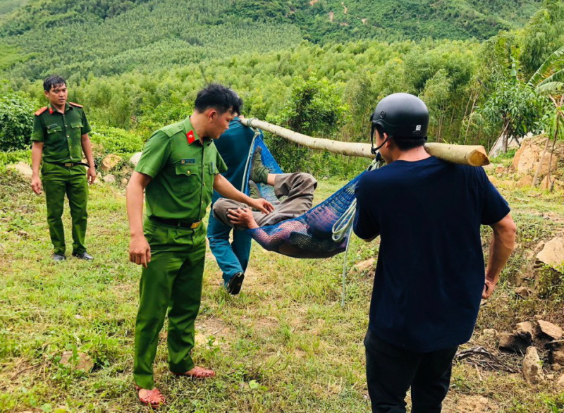 Công an xã vào núi cứu nạn nhóm nông dân bị ong đốt hàng trăm vết -0