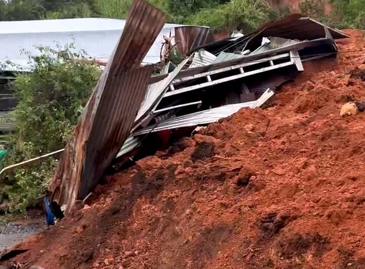 Lại sạt lở đất kinh hoàng, 2 người thương vong -0