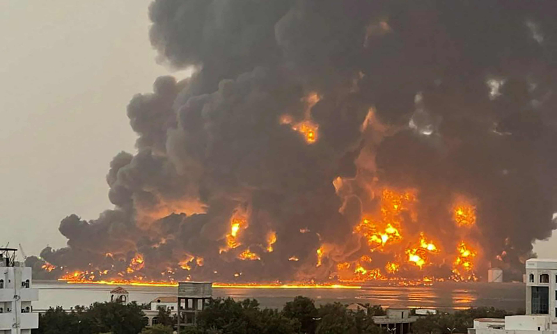 Hứng hoả lực Israel, cảng Yemen chìm trong lửa -0