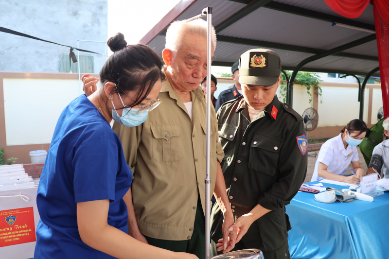 Cảnh sát cơ động tổ chức khám sức khoẻ, tri ân người có công với cách mạng nhân dịp 27/7 -0