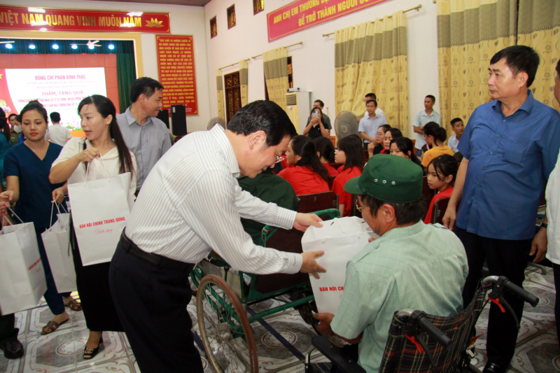 tăng quà.jpg -0