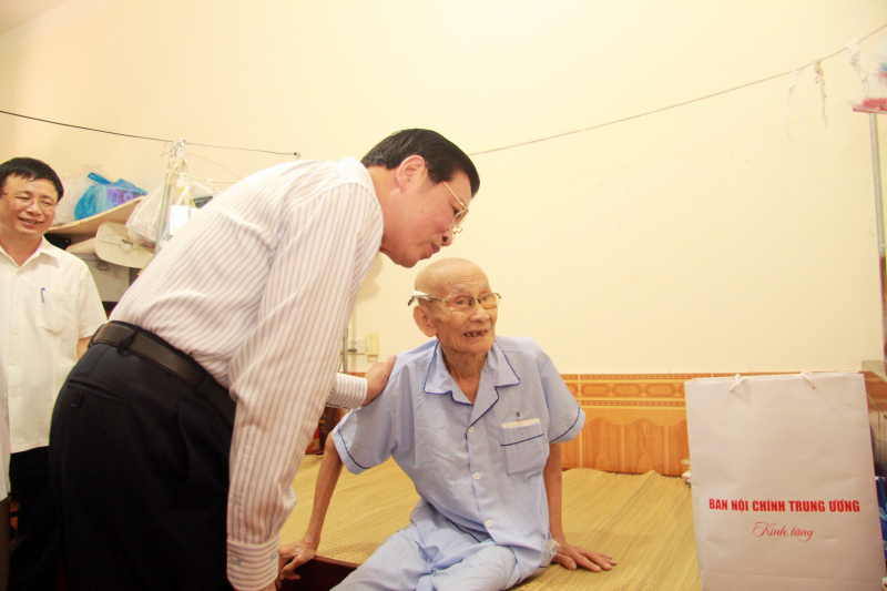 thăm hỏi.jpg -3