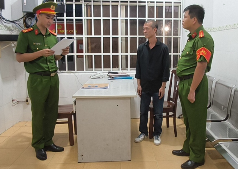 Bắt tạm giam đối tượng nhận tiền chuyển nhầm nhưng không trả -0