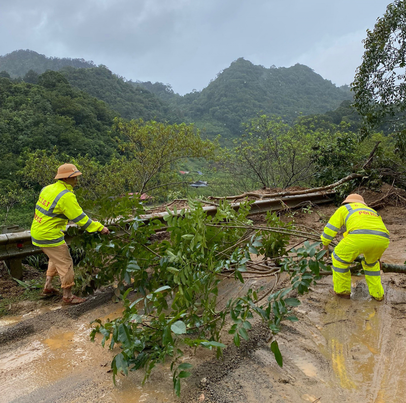 Mưa lớn do ảnh hưởng bão số 2 làm ùn tắc Quốc lộ 6 -1
