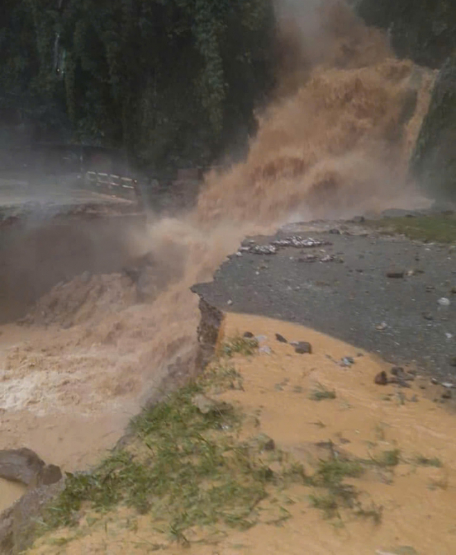 Mưa lớn do ảnh hưởng bão số 2 làm ùn tắc Quốc lộ 6 -0