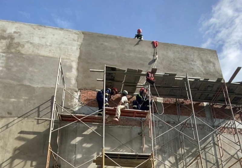 Cảnh sát PCCC và CNCH kịp thời giải cứu công nhân mắc kẹt tại công trình xây dựng -0