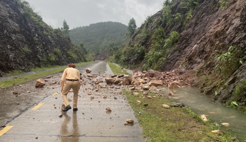 CSGT túc trực trên đường bảo đảm an toàn giao thông cho người dân trong cơn bão số 2 -0