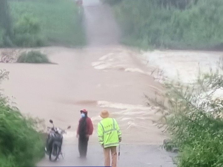 CSGT túc trực trên đường bảo đảm an toàn giao thông cho người dân trong cơn bão số 2 -0