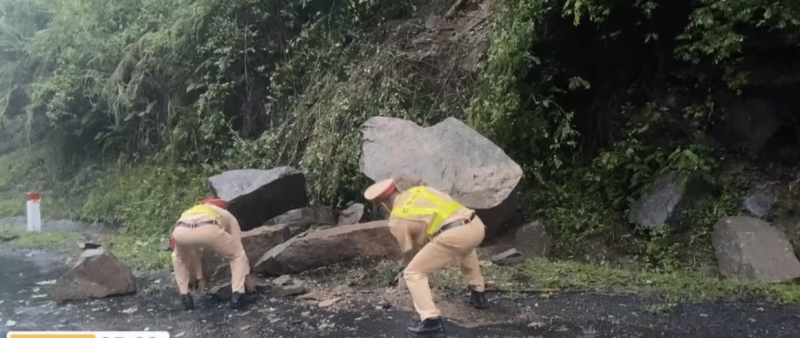 CSGT túc trực trên đường bảo đảm an toàn giao thông cho người dân trong cơn bão số 2 -0