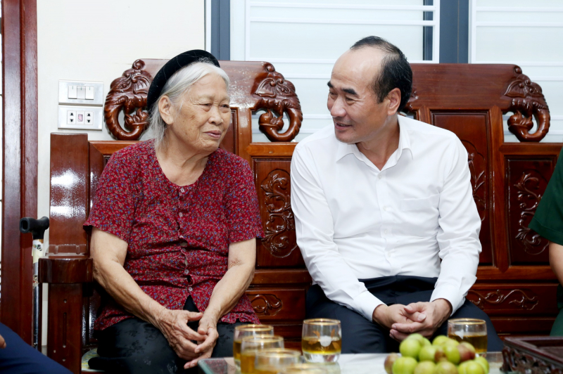 Phó Bí thư Thường trực Tỉnh ủy Lào Cai thăm hỏi, tặng quà gia đình người có công tại TP Lào Cai -0