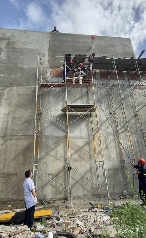 Cảnh sát PCCC và CNCH kịp thời giải cứu công nhân mắc kẹt tại công trình xây dựng -1