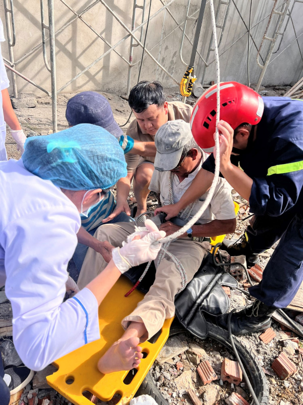 Cảnh sát PCCC và CNCH kịp thời giải cứu công nhân mắc kẹt tại công trình xây dựng -0