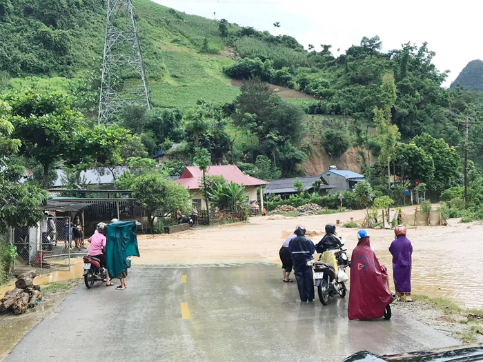 Mưa lớn gây thiệt hại về tài sản, nhiều tuyến đường bị sạt lở tại Sơn La -0