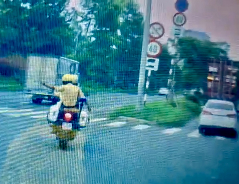 Thai phụ sắp sinh trên xe được CSGT dẫn đường vào bệnh viện kịp thời  -0