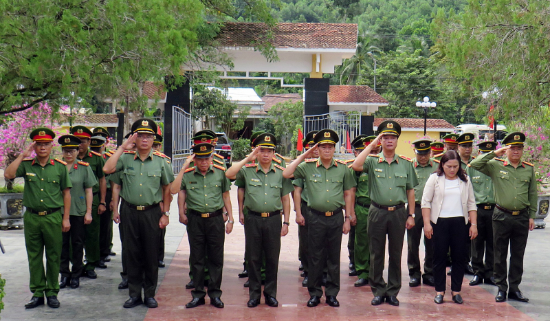 Đoàn công tác Đảng ủy Công an Trung ương, Bộ Công an tri ân các anh hùng, liệt sĩ tại Quảng Nam -0