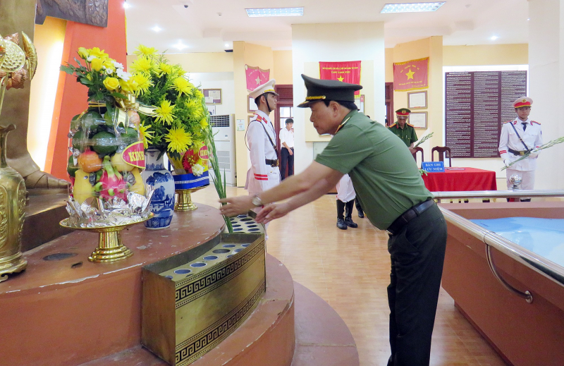 Đoàn công tác Đảng ủy Công an Trung ương, Bộ Công an tri ân các anh hùng, liệt sĩ tại Quảng Nam -0