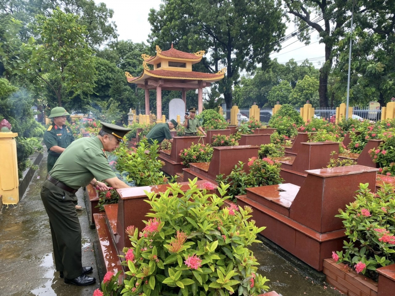 Viện Khoa học và công nghệ dâng hương tri ân các anh hùng, liệt sĩ tại Nghĩa trang liệt sĩ xã Lại Yên -0