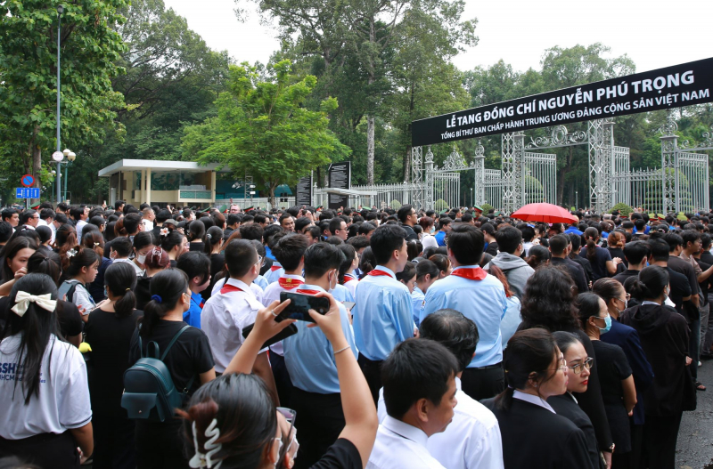 Hàng chục ngàn người dân đứng chờ  nhiều giờ để vào viếng Tổng Bí thư -0