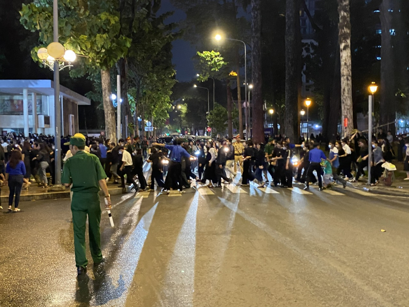 Càng khuya, người dân đến viếng Tổng Bí thư Nguyễn Phú Trọng càng đông -0