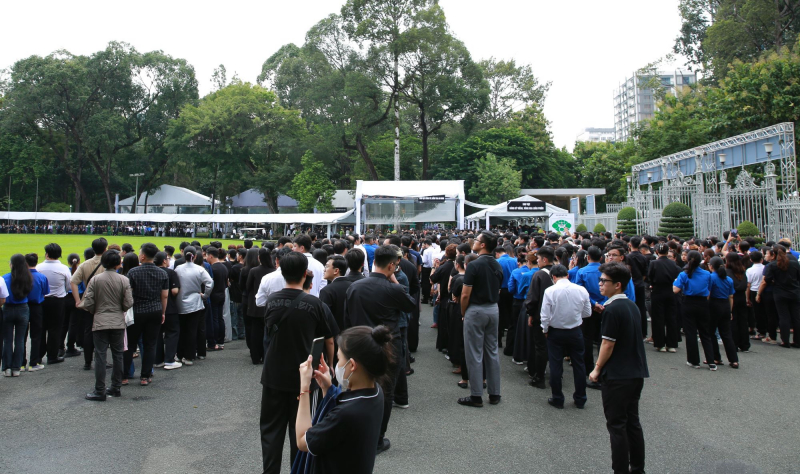 Hàng chục ngàn người dân đứng chờ  nhiều giờ để vào viếng Tổng Bí thư -1