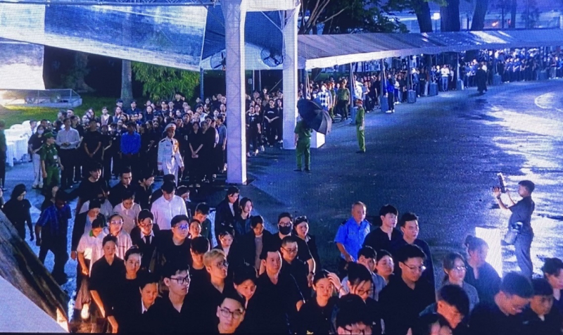 Càng khuya, người dân đến viếng Tổng Bí thư Nguyễn Phú Trọng càng đông -1