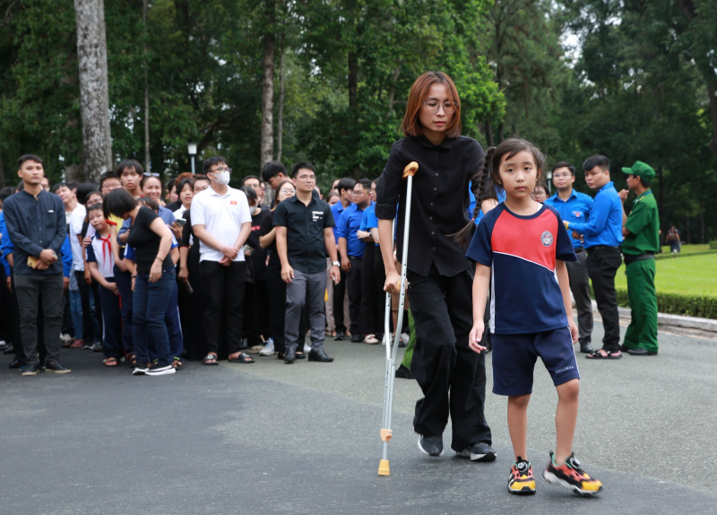 Hàng chục ngàn người dân đứng chờ  nhiều giờ để vào viếng Tổng Bí thư -2