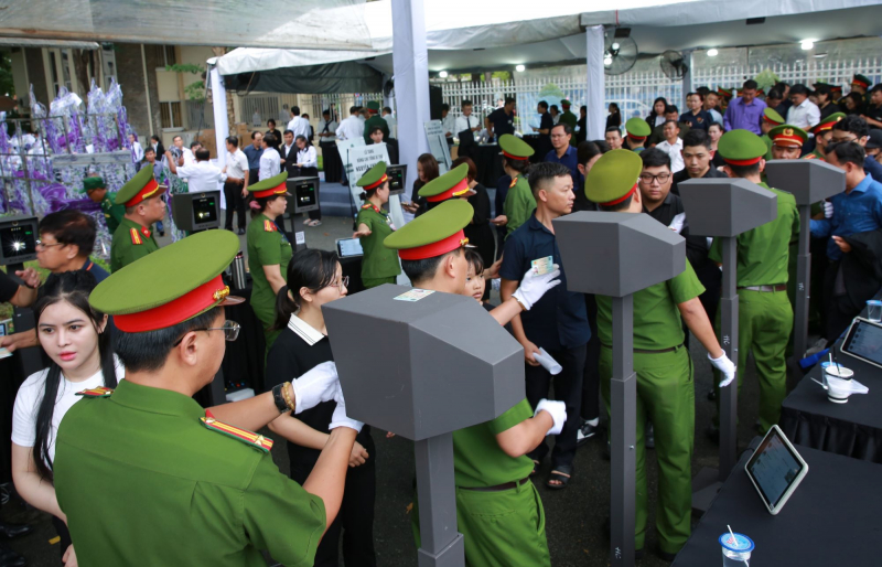 Hàng chục ngàn người dân đứng chờ  nhiều giờ để vào viếng Tổng Bí thư -0