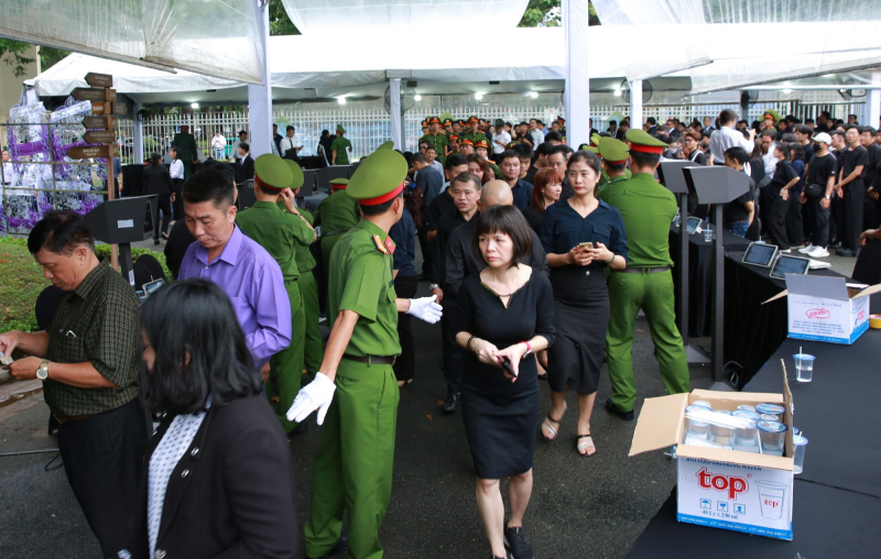 Hàng chục ngàn người dân đứng chờ  nhiều giờ để vào viếng Tổng Bí thư -1