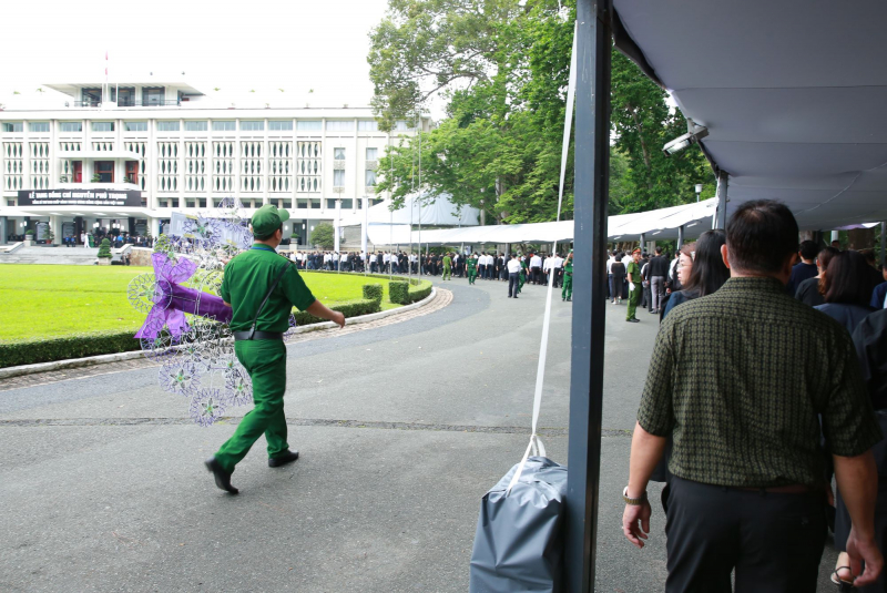 Hàng chục ngàn người dân đứng chờ  nhiều giờ để vào viếng Tổng Bí thư -2