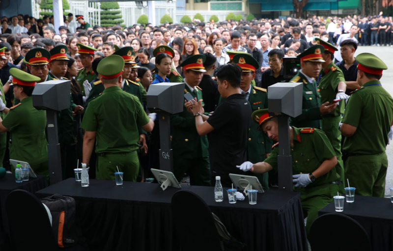 Hàng chục ngàn người dân đứng chờ  nhiều giờ để vào viếng Tổng Bí thư -3