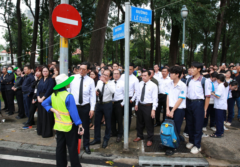 Hàng chục ngàn người dân đứng chờ  nhiều giờ để vào viếng Tổng Bí thư -3