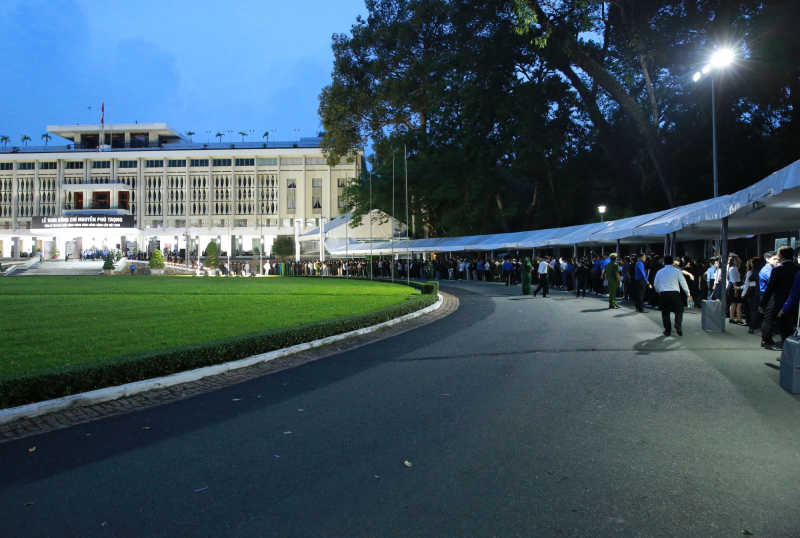 Càng khuya, người dân đến viếng Tổng Bí thư Nguyễn Phú Trọng càng đông -0