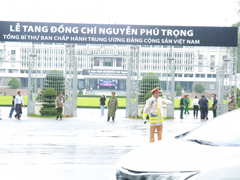 Nhiều người dân tại TP Hồ Chí Minh rơi lệ khi đến viếng Tổng Bí thư Nguyễn Phú Trọng  -0