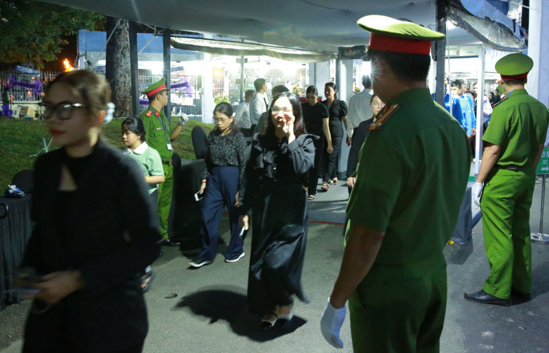 Càng khuya, người dân đến viếng Tổng Bí thư Nguyễn Phú Trọng càng đông -1