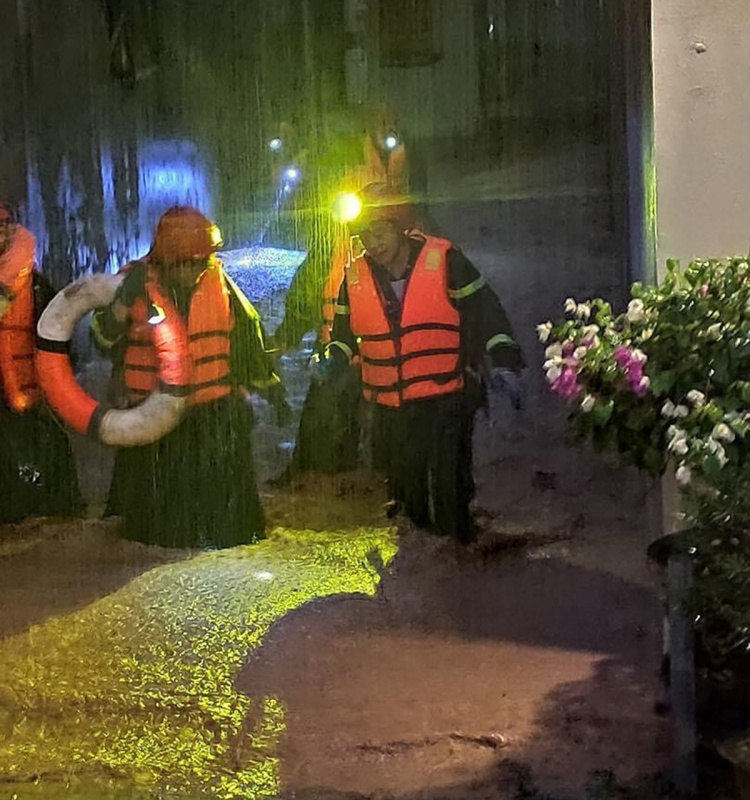 Công an tỉnh Sơn La dầm mình trong mưa lũ cứu dân -2