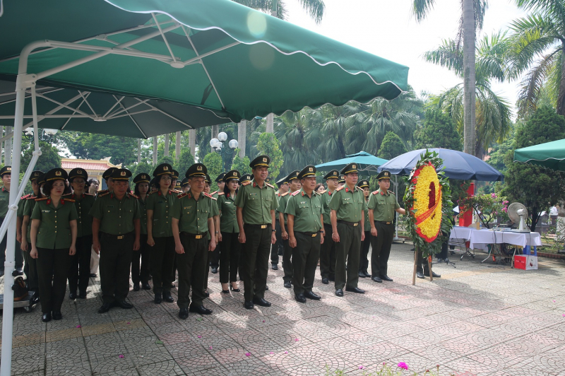 Cục Truyền thông CAND dâng hương, tưởng niệm các Anh hùng liệt sĩ -0