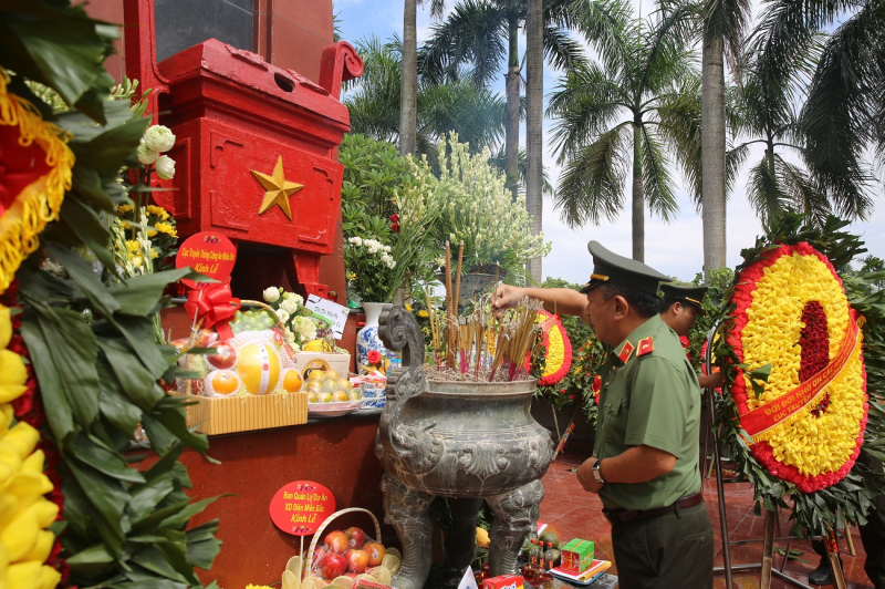 Cục Truyền thông CAND dâng hương, tưởng niệm các Anh hùng liệt sĩ -0