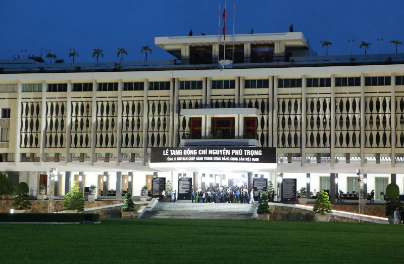 Càng khuya, người dân đến viếng Tổng Bí thư Nguyễn Phú Trọng càng đông -2