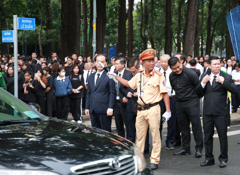 Hàng chục ngàn người dân đứng chờ  nhiều giờ để vào viếng Tổng Bí thư -5