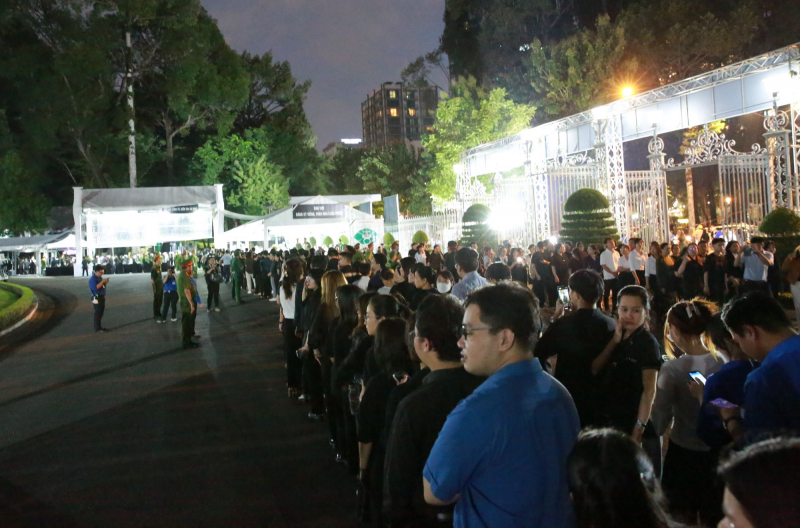 Càng khuya, người dân đến viếng Tổng Bí thư Nguyễn Phú Trọng càng đông -3