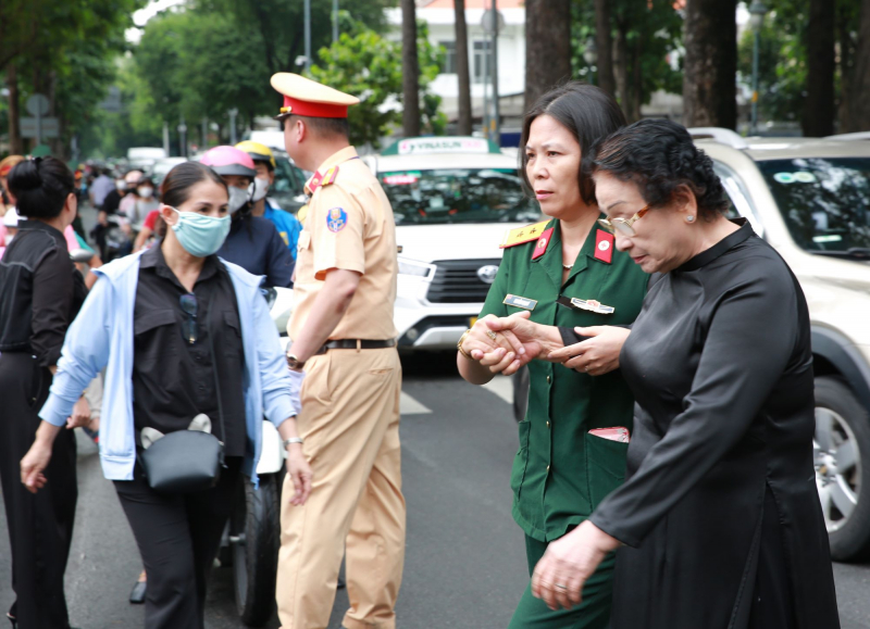 Hàng chục ngàn người dân đứng chờ  nhiều giờ để vào viếng Tổng Bí thư -6